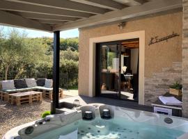 L'escapade - Chambre d'hôtes de charme avec Spa et piscine en Cévennes, budgethotell i Laval-Pradel