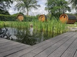 Gemütliches Schlaffass am Schwimmteich mit Heizung