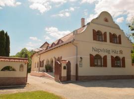 Napvirág-Ház – hotel w mieście Zsira
