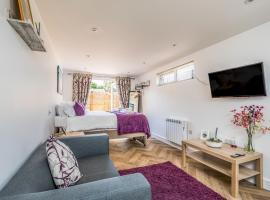 Pass the Keys Charming Chalet A Stones Throw From The Beach, apartment in Chichester