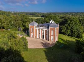 Eastwood Observatory: 12 bedrooms, swimming pool and tennis court, holiday home in Hailsham