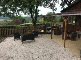 Chalet lumineux au cœur du Périgord Noir, hotel na may parking sa La Machome