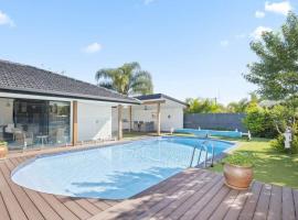 Ultra Modern & Relaxing Inner City 4bed House - with a Private Pool - 10mins walk to Beach, pet-friendly hotel in Gold Coast