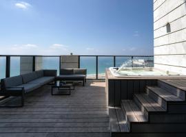 YalaRent sea-breeze penthouse with jacuzzi, מלון בבת ים