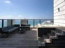 YalaRent sea-breeze penthouse with jacuzzi