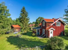 Charming cottage outside Rattvik, hotel in Vikarbyn