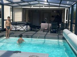L'Aurore suite de charme, clim jacuzzi, sauna, piscine chauffée cuisine..., cottage in Carpentras