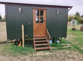 Glamping in Wiltshire in our luxury Shepherds Hut, hotel v destinaci Chippenham
