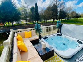 Lakeshore Lodge with Hot Tub、ポックリントンのロッジ