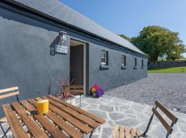 Coach House Cottage on the shores of Lough Corrib, hotel amb aparcament a Galway