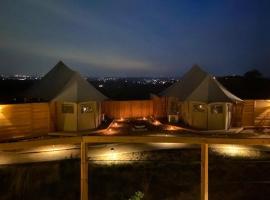 Luxury Suite 3-Safari Tent-Outdoor Whirlpool Tub-Beautiful View, hotel v destinaci Marble Falls