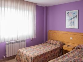 HOSTAL DON JAVIER, hotel com estacionamento 