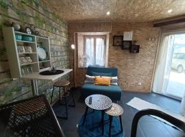 Mini House in Beauce, hotel con parking en Toury