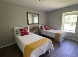 The Deannie Apt #6 - Simple and Homey 2bd w/ WiFi