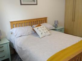 Town centre one bed apartment, hotell i Dungarvan