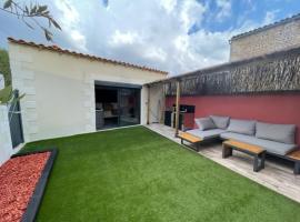 - Le Nuage - Unique, espace Spa privatif et jardin avec plancha et salon privatif, stationnement public gratuit、ニオールのホットタブ付きホテル