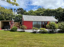 Meadowside Lodge with Hot Tub, cabin in Truro