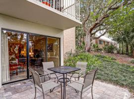 Updated, ground-floor condo in Amelia Island Plantation with patio & pool access, hotel v destinaci Fernandina Beach