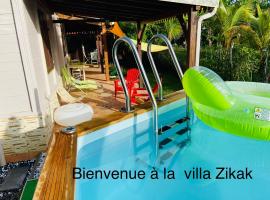 Magnifique Lodge en bois avec piscine et jardin de 800 m2, chata v destinaci Le Lamentin