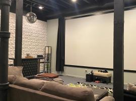 160inch Home Movie Theater- Great for movie night!, feriebolig i Omaha