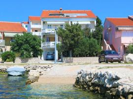 Apartments by the sea Kustici, Pag - 4086, hotel in Kustići