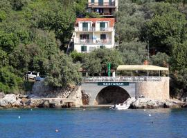 Seaside apartments with a swimming pool Molunat, Dubrovnik - 3544, hotel v destinaci Gruda