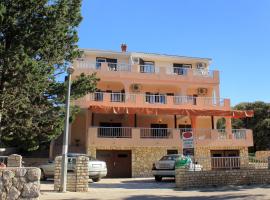 Apartments and rooms by the sea Mandre, Pag - 3557, hotel in Kolan