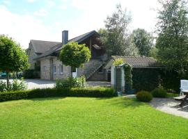 Charming cottage with jacuzzi and sauna High Fens, Hotel in Weismes