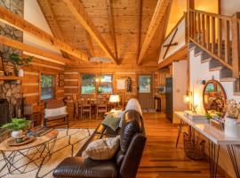 Creekside Cabin - Seven Devils,NC - Pet-Friendly, Close to Hiking & Fishing, and Family Games!, Hotel in Seven Devils