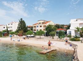 Apartments by the sea Mandre, Pag - 4092, Ferienwohnung in Kolan
