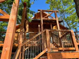 Cricket Hill Treehouse by Amish Country Lodging, casa vacanze a Millersburg