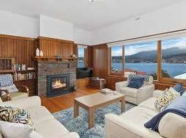 Bellerive Bluff magic - renovated home with views