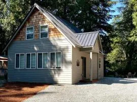 NEW Modern Cabin! 5mi to Mt Rainier National Park! Hot Tub & Wifi