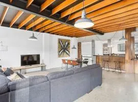 Stunning Warehouse Pad - Moments from the Waterfront