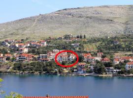 Apartments by the sea Grebastica, Sibenik - 4254, hotel in Šibenik