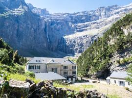 Hôtel du cirque et de la cascade, готель у місті Гаварні