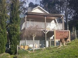 Beautiful Dutch Barn style country house in Merrijig (base of Mt Buller)., loma-asunto kohteessa Merrijig