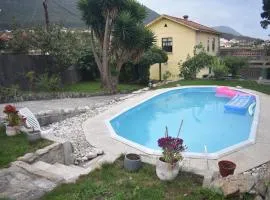 Casa con piscina al lado del mar en Viladesuso