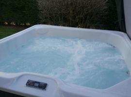 Romeo Cottage - Sleeps 4 - Open Plan Barn - Private Hot Tub & Garden, hotel med jacuzzi i Stratford-upon-Avon