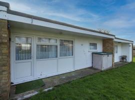 Lovely 5 Berth Chalet In Hemsby Nearby Great Yarmouth Ref 73034c，漢斯比的飯店