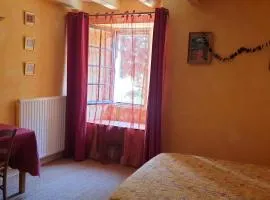La Maison prés du ruisseau Chambre jaune
