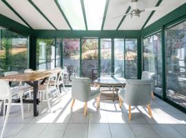 Maison avec véranda lumineuse, à Fromentine à 300m de la plage, hotel en La Barre-de-Monts