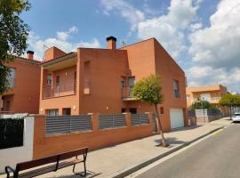 Chalet amplio con Jard&iacute;n y zona barbacoa., chal&eacute; alpino em Reus