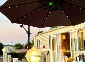 GOOD SHIP LOLLIPOP LODGE - Birchington-on-Sea - 6 mins drive to Minnis Bay Beach，Kent的高爾夫飯店