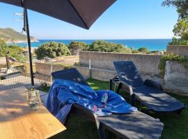 Stylish home with views 4 min walk to the beach!!: Solanas'ta bir daire