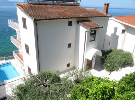 Apartments and rooms with a swimming pool Brist, Makarska - 15620, hotel a Brist