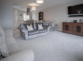 Upper Deck - 2 Bedroom Apartment - Saundersfoot, hotel in Saundersfoot