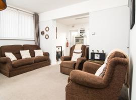 ALTIDO Family house with courtyard in Hoylake, hotel en Hoylake