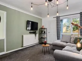Cosy 2 bedroom flat, with parking & garden