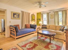 Pet-Friendly Roxbury Farmhouse on 350 Acres!, hotel con parking en Roxbury